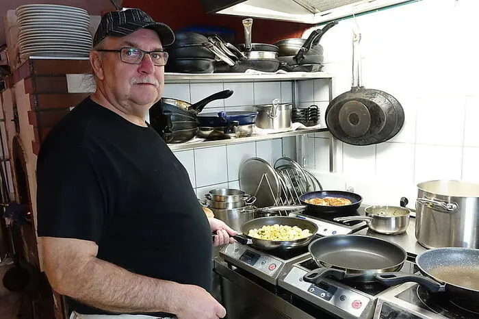 Gustl Dobnigg betreibt ein Lokal im Herzen von Weiz. Als er Landeshauptmann-Stellvertreter Michael Schickhofer traf, sagte er ihm, wo der Schuh drückt. Das war am Mittwoch auch Thema im Ö1-Morgenjournal.