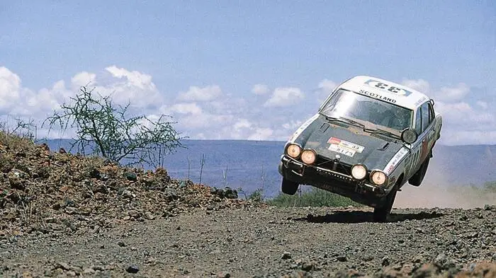Alles serienmäßig, bis auf Defekte. 1973 debütierte der Mitsubishi Lancer, und bald schon folgten erste Einsätze im Rallyesport. Dort erarbeitete sich der kleine Japaner den Ruf des Unzerstörbaren, der einfach immer ins Ziel kam. Fahrer: Der unvergessene Kenianer Joginder Singh sowie ein Schotte namens Andrew Cowan, der später das Mitsubishi-Rallyeteam Ralliart gründen sollte.