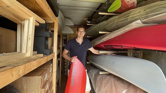 "Kajak-Michl" Michael Müller mit einem Natseq-Kajak in seiner Garage