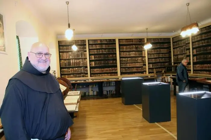 Im Innenhof des Klosters zeigte der Haustischler Christopher Brosch, wie historische Fenster restauriert werden. Auch wurde in den Pfarrsaal zur Agape mit Messweinverkostung und allerlei Köstlichkeiten aus Klosterküche und Klosterbackstube geladen.