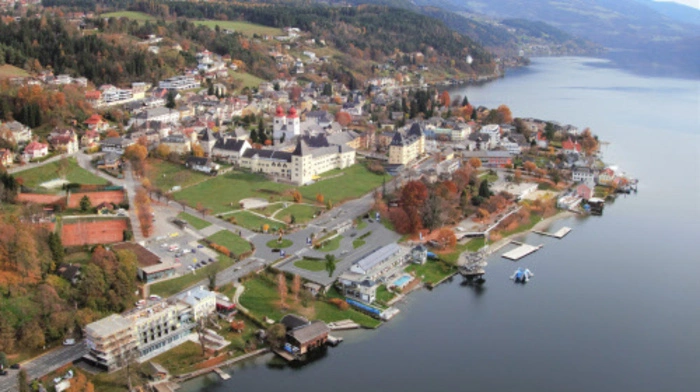 Sollte eine Tiefgarage auf der Wiese vor dem Stift gebaut werden, könnte der Bereich zwischen Billa-Markt, Stift und Badehaus autofrei werden.