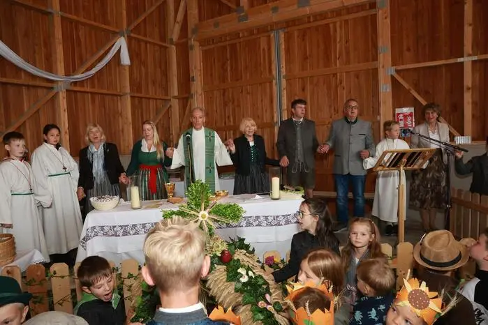 Der Sonntag begann feierlich mit dem Einmarsch zum Erntedankfest auf dem Gelände der Familie Strasser. Gemeinsam mit den Kindergartenkindern präsentierte die Werkskapelle die große Krone des Festes.