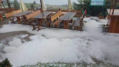 Lammersdorfer Hütte hoch über Millstatt: Was ausschaut wie Schnee ist Hagel