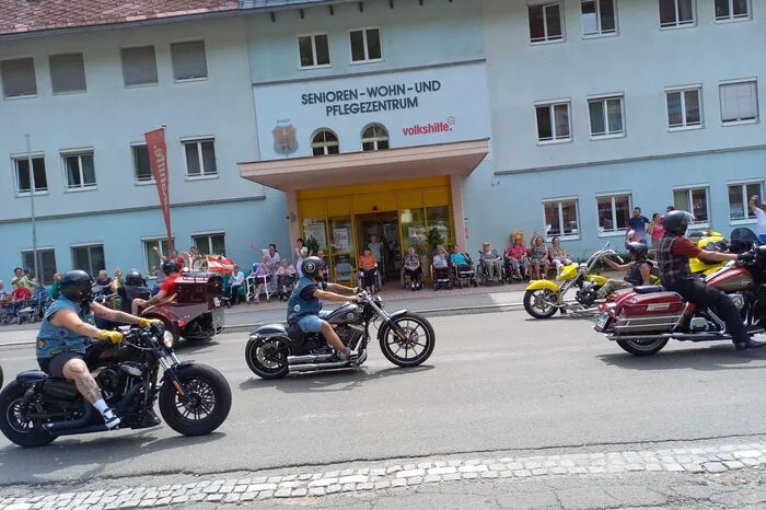 In eisenerz wurden die Biker von den Seniorinnen und Senioren des Volkshilfe Seniorenzentrum herzlich begrüßt - ein Gänsehautmoment!