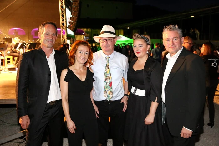 Als Solisten beim drei Stunden-Konzert brillierten Wolfgang Eichhöbl, Andrea Wachernig sowie Eva und Michi Strutz - am Foto mit Kapellmeister Günther Pachler (Mitte) 