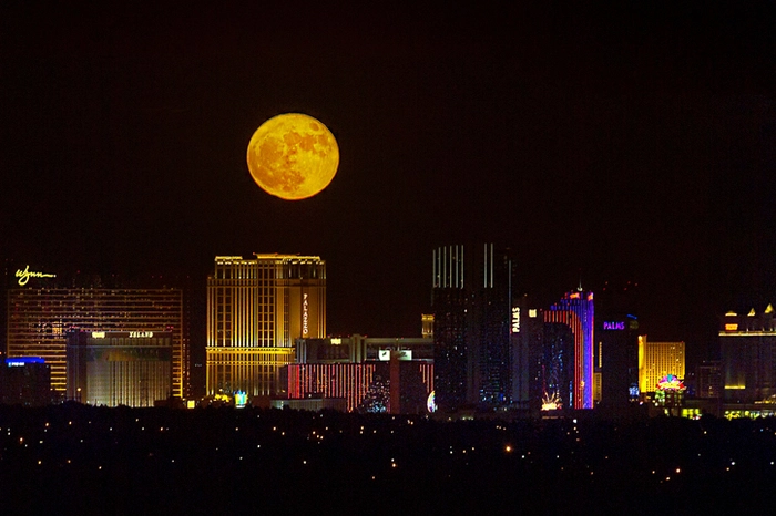 Der als "Supermond" betitelte Vollmond war mit "nur" 356.509 Kilometern Distanz in extremer Erdnähe.
