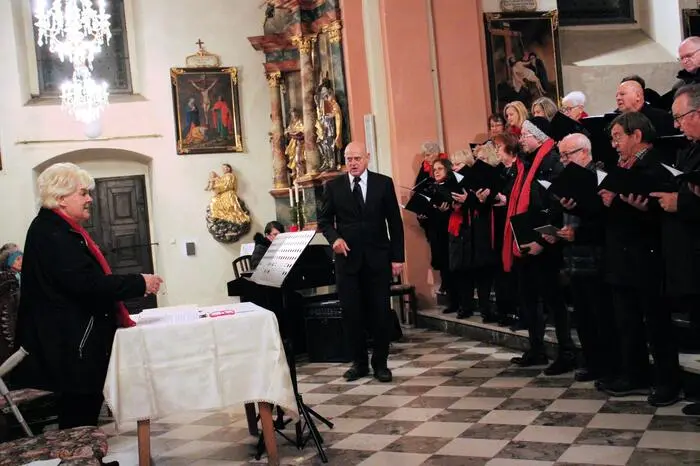 Anschaulich moderierte McShane seine Beiträge mit Bezug zu Familie und Jugend, zu seiner Heimat und der Kirche. Chor „pro musica“-Obfrau Karin Stadtegger erläuterte dem Publikum die Zusammensetzung des Programms.
