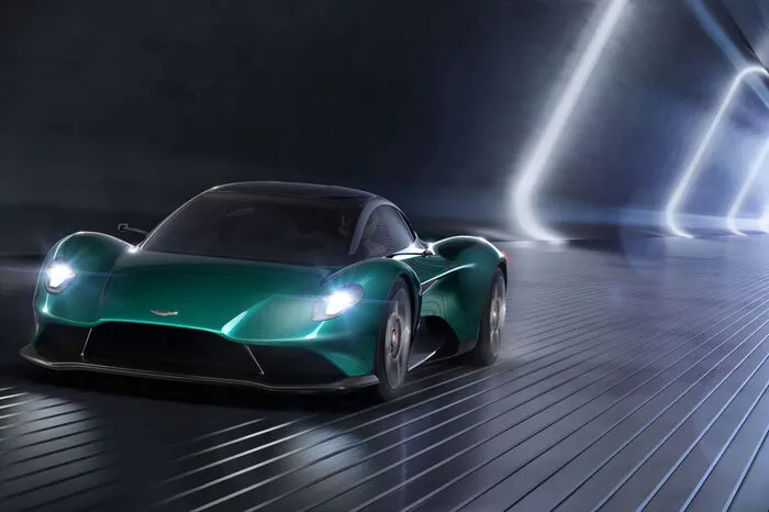 Aston Martin hat das Tuch von einer Studie gezogen, die den ersten Supersportwagen mit Mittelmotor der Briten in Serie vorwegnimmt. An sich die Spezialität des Hauses bei McLaren, Ferrari und Lamborghini, sehen die im Vergleich zum Vanquish Vision Concept mit einem Schlag ziemlich alt aus. Die Ernsthaftigkeit der Engländer unterstreicht auch, dass sie mit dem Namen Vanquish ein Kronjuwel herausgekramt haben, dass bisher immer nur dem Topmodell vorbehalten war.