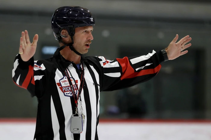 in der Rolle des Eishockey-Schiedsrichters