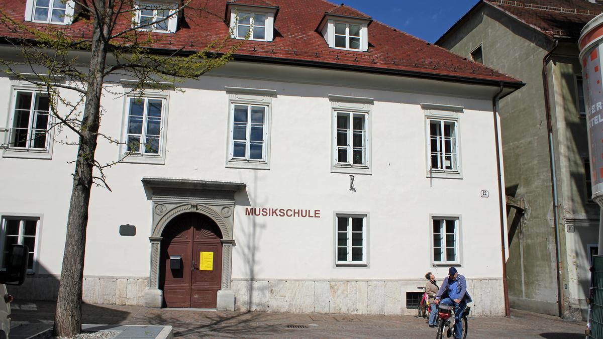 Im Innenhof der Musikschule Villach finden vier Arkadenkonzerte statt