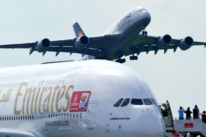 Emirates ist der größte A380-Kunde. Die Fluggesellschaft habe beschlossen, die A380-Bestellungen von 162 auf 123 Maschinen zu reduzieren. Dabei würden in den kommenden zwei Jahren noch 14 verbleibende A380 in Empfang genommen. Als Konsequenz werde Airbus seine Auslieferungen 2021 einstellen, teilte das Unternehmen mit.