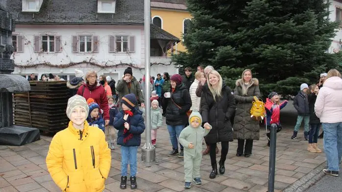Auch dieses Jahr freuten sich die jungen Bewohner der Marktgemeinde Ligist wieder auf den 5. Dezember. Sie trafen sich vor dem Marktbrunnen und warteten geduldig auf die Ankunft des heiligen Nikolaus.
