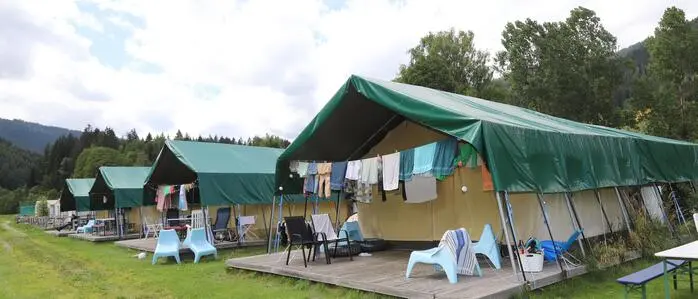 Die großen Safarizelte bieten auch Duschen und Warmwasser.