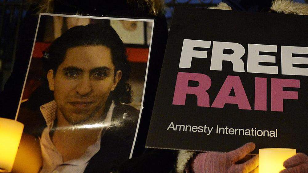 Seit zwei Jahren und acht Monaten sitzt Raif Badawi (31) im Gefängnis, der Protest gegen Saudi-Arabien wird weltweit immer größer 