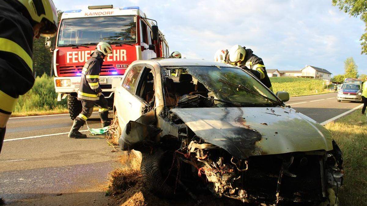 Die Feuerwehr musste den Fahrzeugbrand löschen