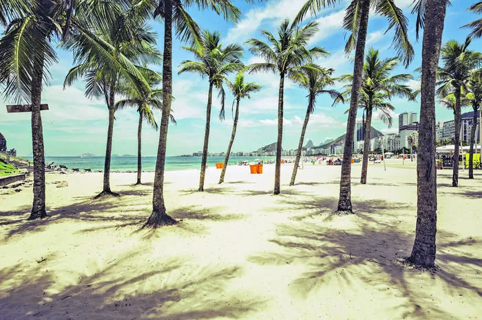 Princesinha do Mar („Kleine Meerprinzessin“) wird der rund vier Kilometer lange, halbmondförmige Sandstrand am Atlantik noch genannt. Unter dem Namen Copacabana wurde er in den 1940ern und -50ern weltbekannt.