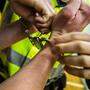 Die Rettung brachte den 20-Jährigen mit angelegten Handschellen in das LKH Villach
