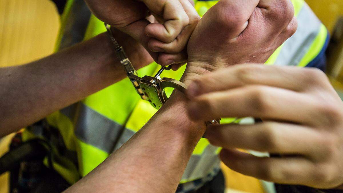 Die Rettung brachte den 20-Jährigen mit angelegten Handschellen in das LKH Villach