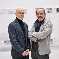 Die beiden Architekten Ferdinand Čertov und Roland Winkler vor der Präsentation ihres Siegerprojekts im kärnten.museum