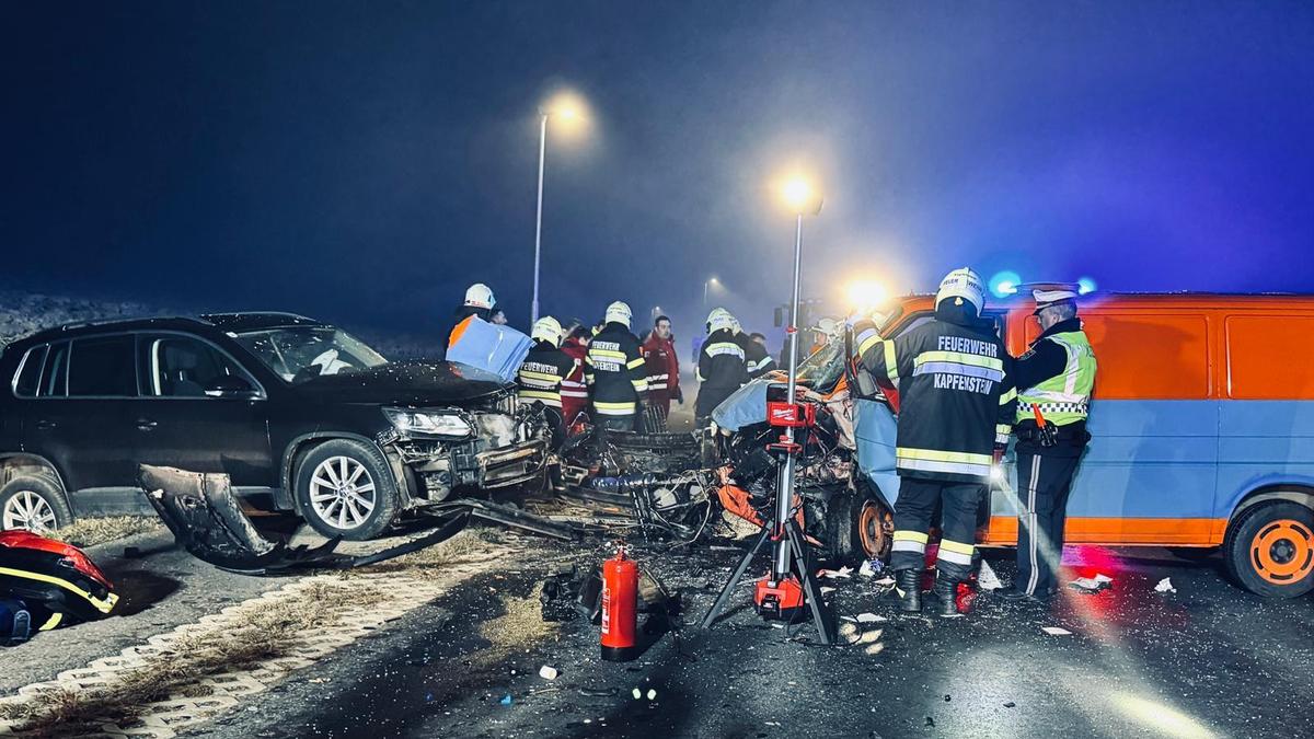 Die Feuerwehr musste die beiden Lenker aus ihren Fahrzeugen befreien