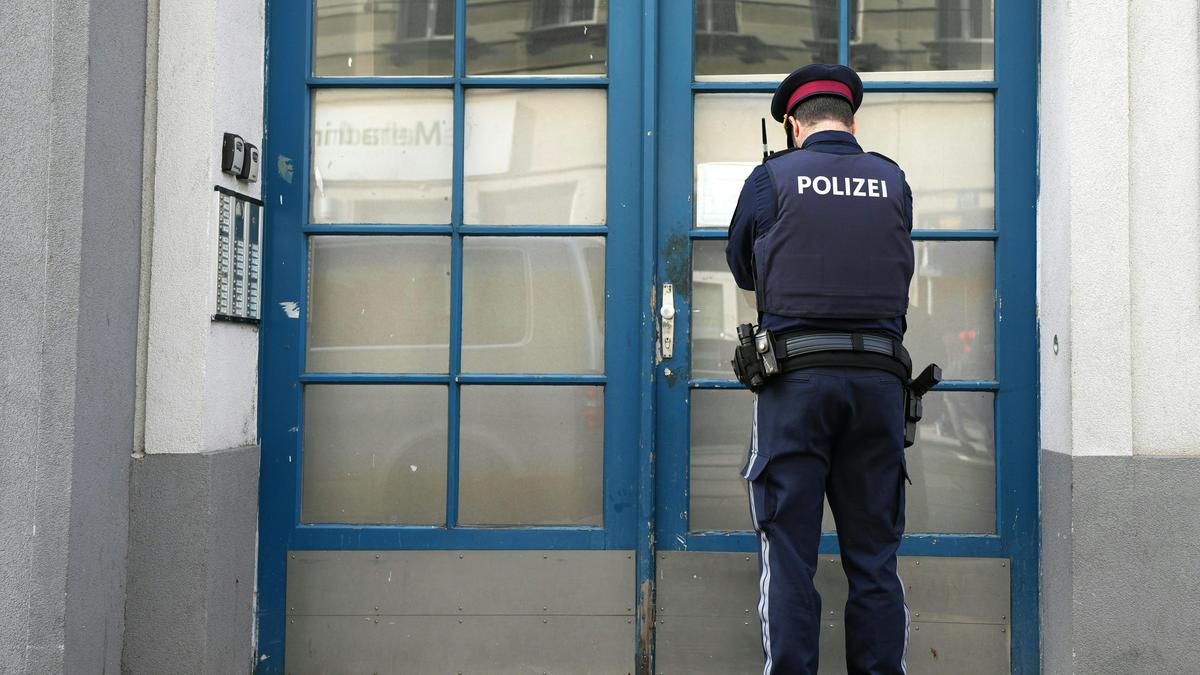 Ein 43-Jähriger ist Samstagfrüh in einem Stiegenhaus in Wien-Leopoldstadt an einer Stichverletzung gestorben.