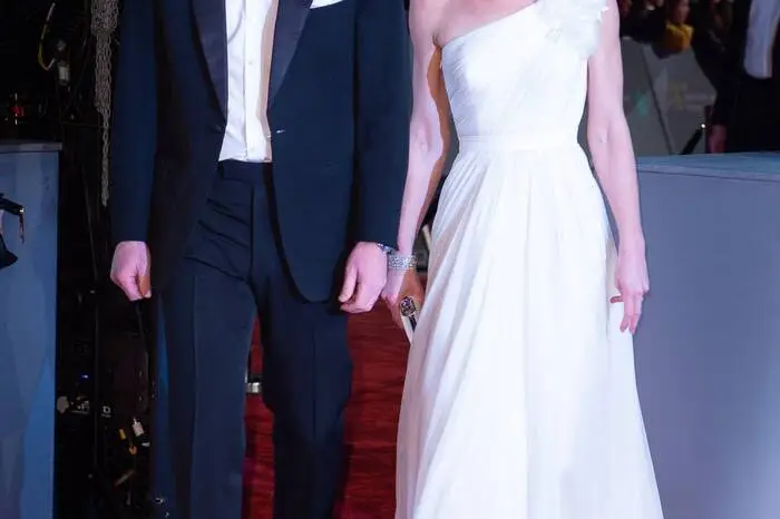 Bereits 2019 hatte Kate Middleton das Kleid bei den Baftas getragen, für den Auftritt 2023 hatte sie kleine Änderungen an der Schulterpartie durchführen lassen und die Blumen gegen drapierten Stoff getauscht.