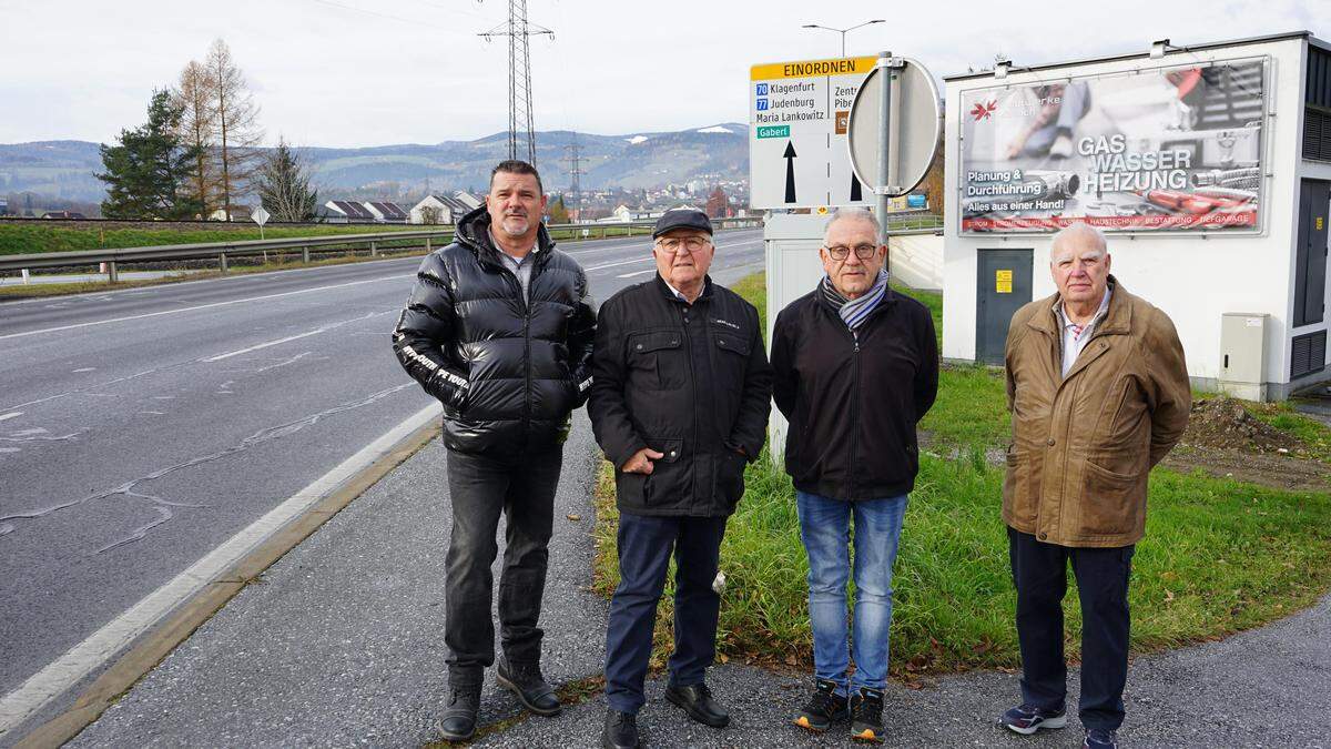 Christian Kovacic, Heinrich Wutti, Siegbert Kuss, Othmar Toporsch (von links) wohnen neben der Packer Straße