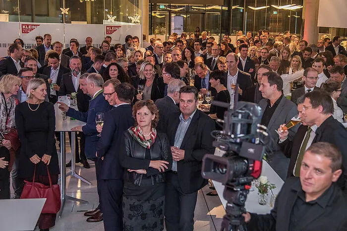 ... und zahlreiche weitere Gäste harrten am Freitagabend im Grazer Styria Media Center in Graz der neu gestalteten Printausgabe der Kleinen Zeitung.