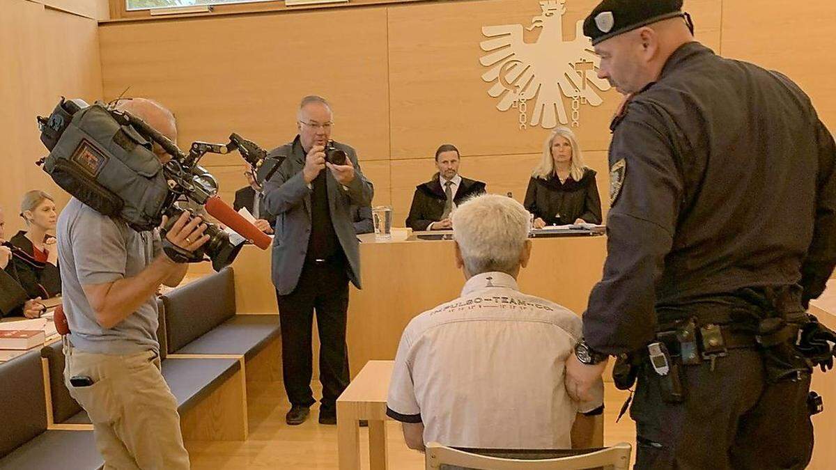 Der 55-Jährige steht im Verdacht seine Arbeitgeber mit Benzin übergossen und angezündet zu  haben