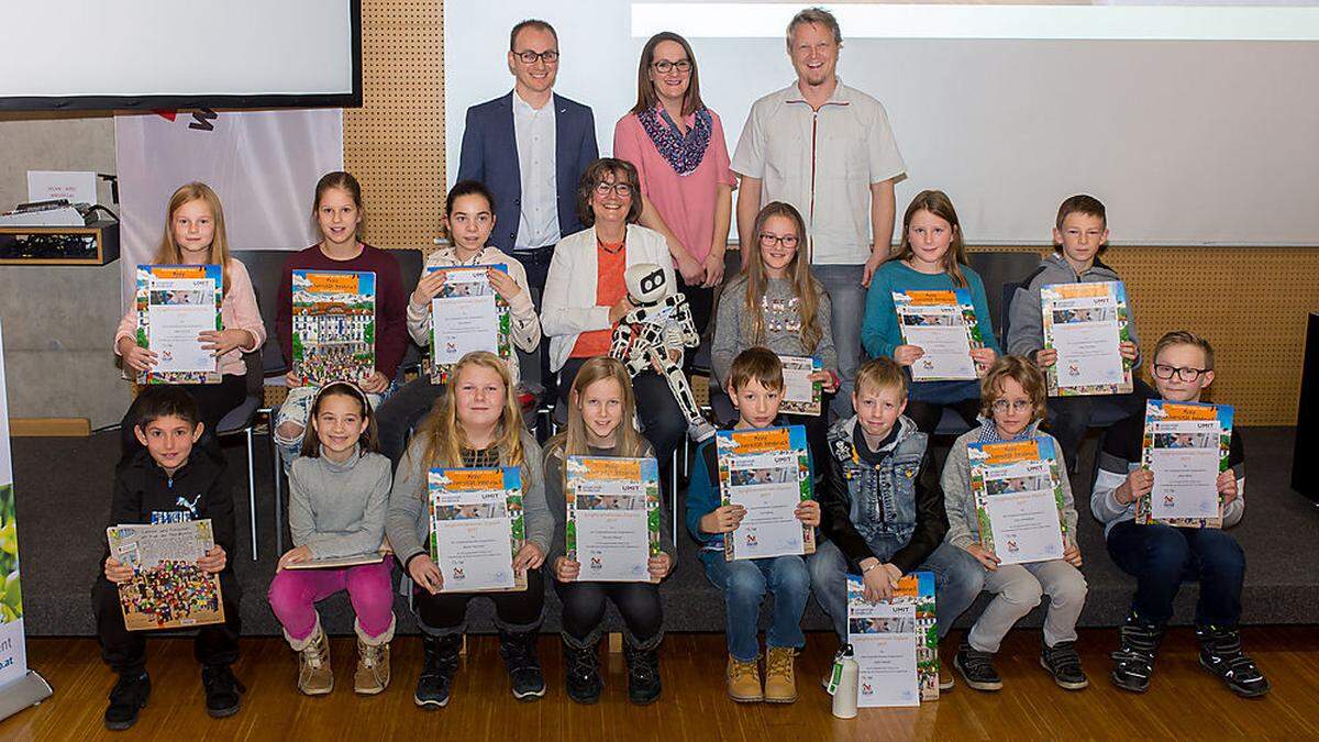 Viele strahlende Gesichter bei der Überreichung der Jungforscher-Diplome