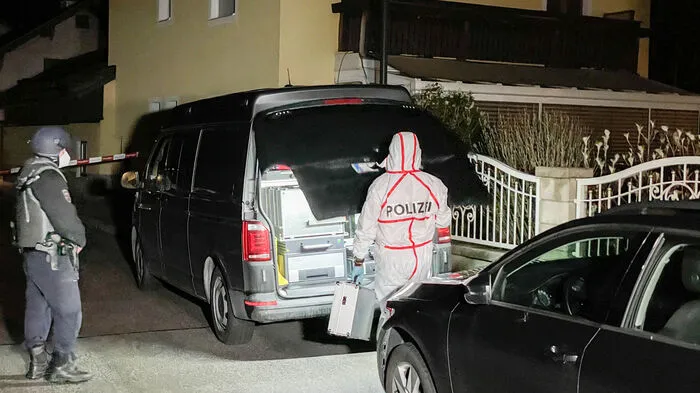 In Wals-Siezenheim (Salzburg) hat sich in der Nacht auf Donnerstag bei einem Einfamilienhaus eine Bluttat ereignet.