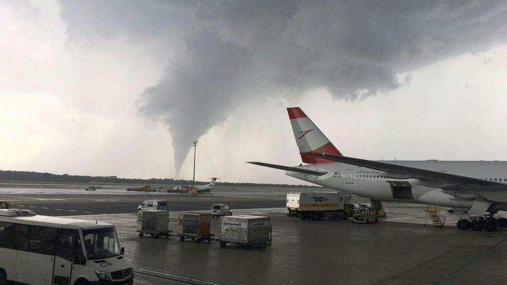 Ein Tornado war am Montag vom Flughafen Wien-Schwechat aus zu sehen