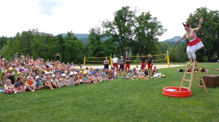 Das Asia Spa stand für 130 Kinder der Volksschule Leoben-Göss ganz unter dem Motto „Spaß im Nass – aber sicher!“ Die Österreichische Wasserrettung zeigte den Kindern, wie sie sich und andere vor dem Ertrinken schützen können.