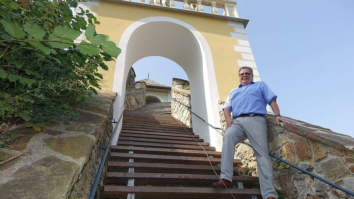 Karl Heinz Marinic vor der imposanten Holzstiege des Kalvarienbergs