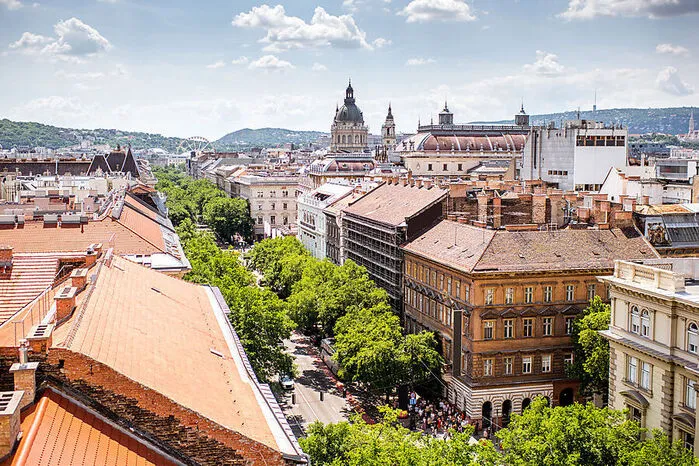 Vieles, was heute an atemberaubender Imposanz und Schönheit in Budapest augenscheinlich erfreuen darf, geht auf die Blütezeit und den Bauboom der Österreichisch-Ungarischen Monarchie um die Jahrhundertwende zurück. So zum Beispiel der Prachtboulevard Andrássy, die „Champs-Élysées von Budapest“, dessen zahlreiche Jugendstilbauten gegenwärtig Luxusshops und einige der unzähligen Budapester Kaffeehäuser voller k. u. k.-Flair beherbergen.