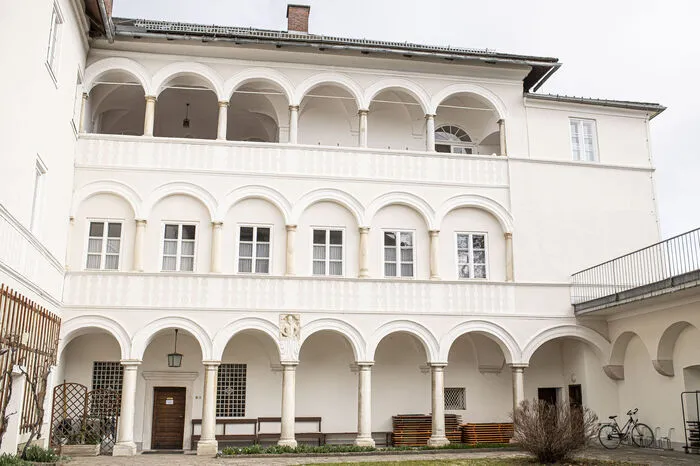 1935 haben die Missionsschwestern das Schloss erworben. Es wurde zu einem Ausbildungshaus für die Gemeinschaft. Da das Schloss heruntergekommen war, musste es mit viel Aufwand saniert werden.