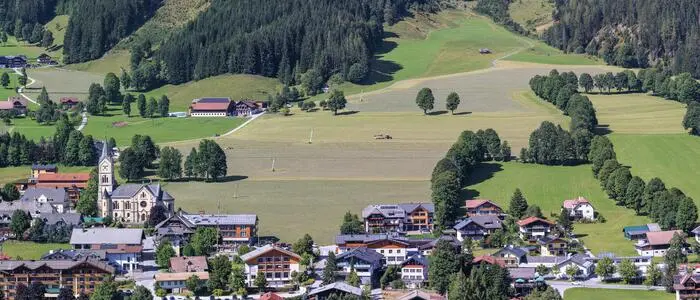 Über diese Wiese ging 2019 eine Lawine ab, im oberen Bereich soll künftig der Lawinendamm stehen (Archivbild)