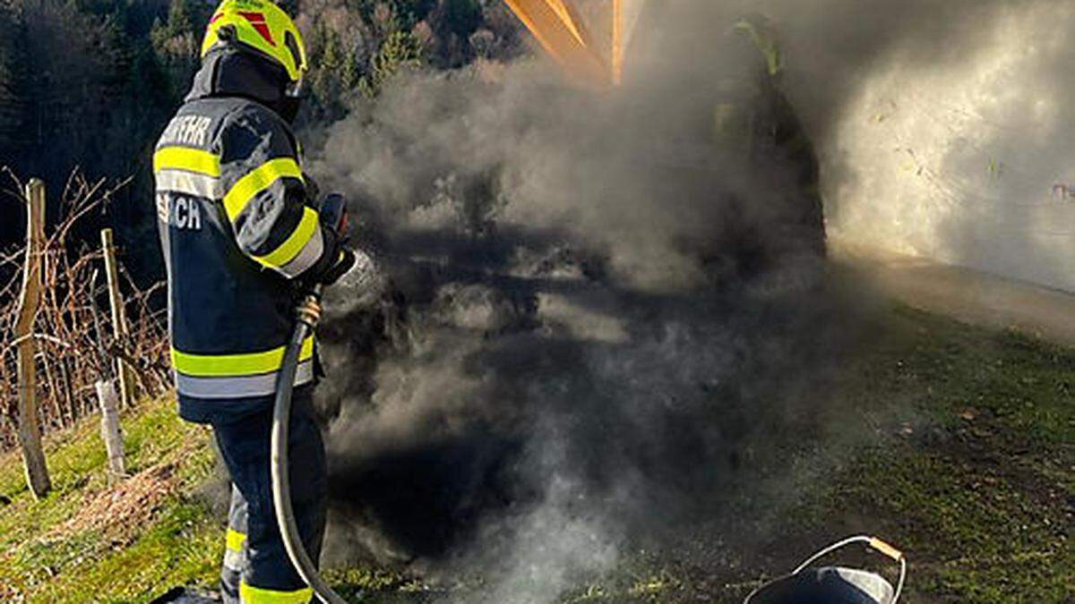 Die Feuerwehrleute konnten den Brand rasch unter Kontrolle bringen