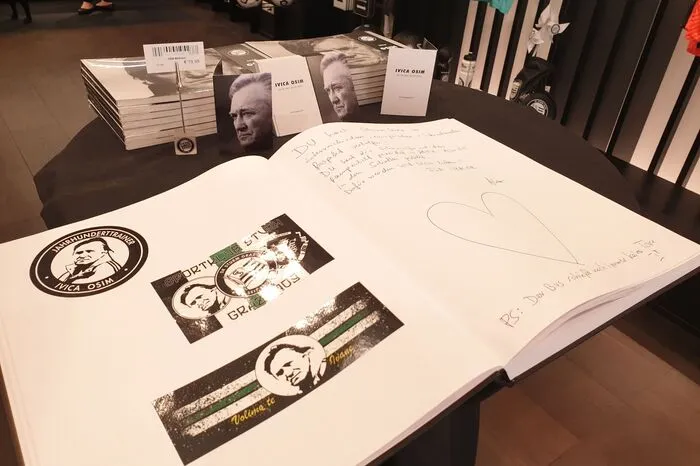 Fans hatten die Möglichkeit, sich in Kondolenzbücher einzutragen.