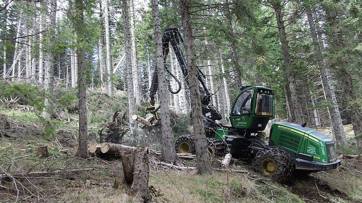 Beim Bergen einer Forstmaschine wurde ein 30-Jähriger in Bärnbach schwer verletzt (Symbolfoto)