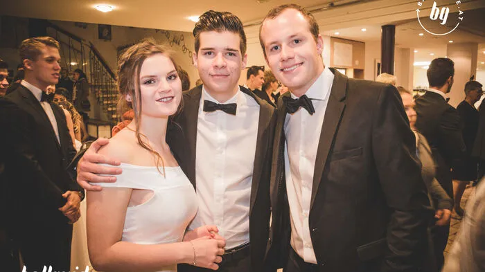 Am Samstagabend (19. November) feierten die Maturanten der HLW Fohnsdorf im Arbeiterheim Fohnsdorf unter dem Motto "We want to break free - Wegen guter Führung entlassen" einen wunderbaren Maturaball.
