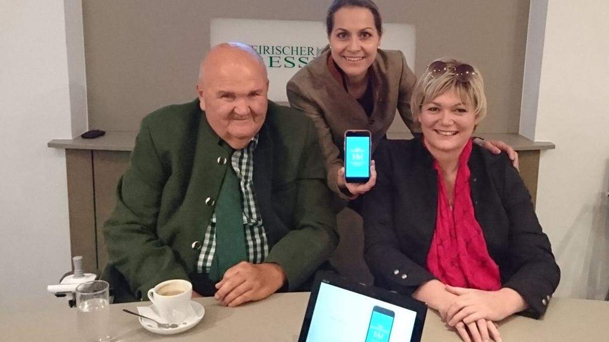 Werner Hochegger, Anette Glössl und Barbara Krenn mit der neuen App