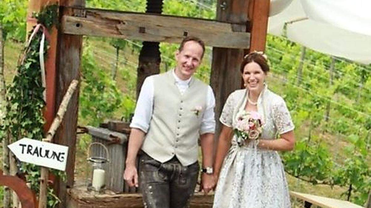 Christine und Christian Prochazka bei ihrer Trauung im Weingarten 