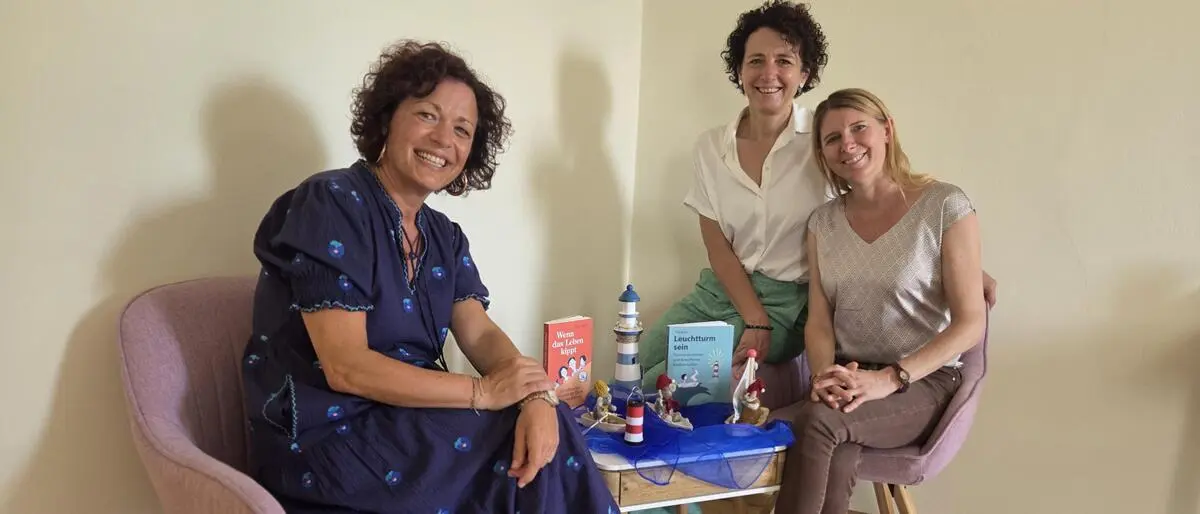 Rainbows-Mitarbeiterin Cornelia Schweiner mit  Lebensgroß-Geschäftsführerin Susanne Maurer-Adrian und Xenia Hobacher, Leiterin von Rainbows Steiermark