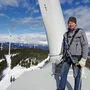 Hellfried Hainzl auf dem Dach der Gondel des Windrades Nr. 8 des Windparks „Windheimat“