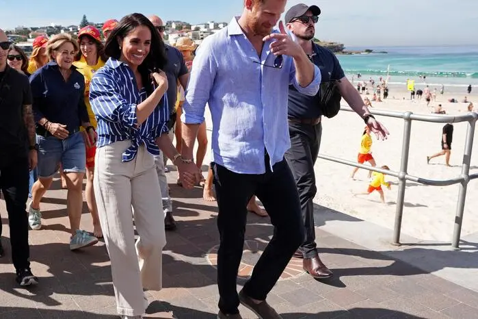 Hand in Hand und lässig gekleidet schlenderten die beiden zu einem Termin am Bondi Beach.