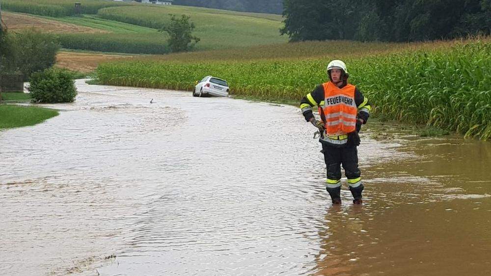 In Reichersdorf blieb ein Auto im Straßengraben hängen, weil durch das Wasser die Abgrenzung nicht mehr zu sehen war
