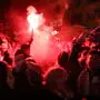 Kroatische Fußballfans zünden Pyrotechnik an
