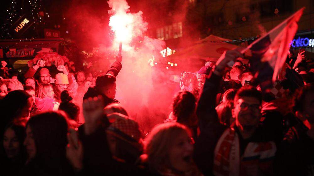 Kroatische Fußballfans zünden Pyrotechnik an