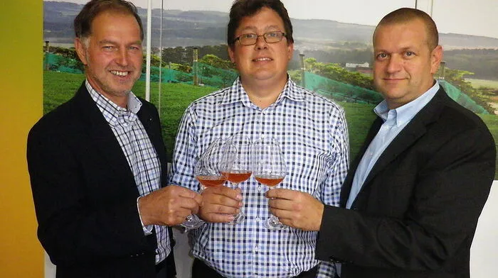 Otmar Gönitzer, Erwin Gartner und Siegfried Quendler (von links) mit dem neuen Wein